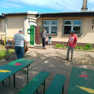 Zusammen sitzen am Vereinshaus bei den Vorbereitungen
